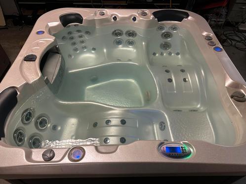 Jacuzzi / Spa Virtex Cerium 4 personen, Tuin en Terras, Bubbelbaden en Hottubs, Zo goed als nieuw, Vast, Afdekzeil, Filter, Pomp