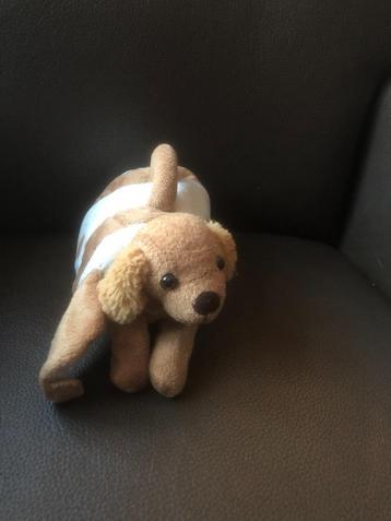 Schattig klein knuffel hondje met bijpassend mandje beschikbaar voor biedingen