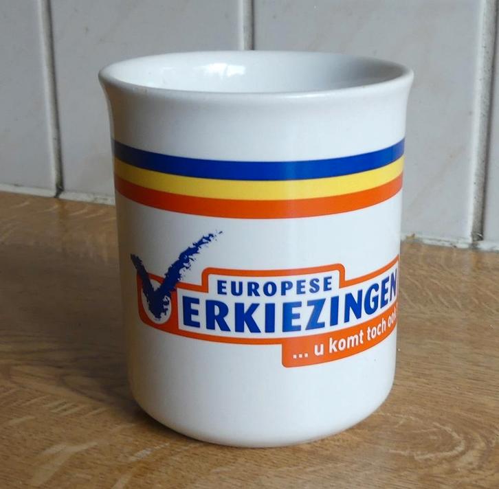 Europese verkiezingen beker mok EU Europees parlement, Huis en Inrichting, Keuken | Servies, Gebruikt, Kop(pen) en/of Schotel(s)