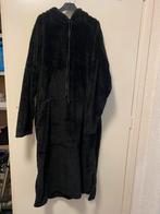 Fluffy jurk 1 maat zwart, Kleding | Dames, Ophalen of Verzenden, Nieuw, Zwart, Onder de knie