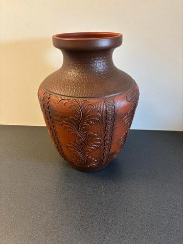 Vintage Bruine Vaas met Reliëf beschikbaar voor biedingen