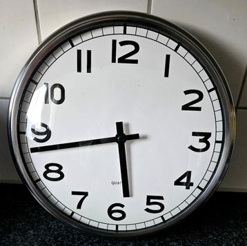 Mooie Quartz analoge elektrische wandklok van 32cm beschikbaar voor biedingen
