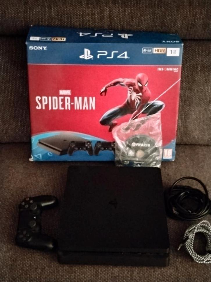 PlayStation 4 + Spider-Man 1 tb met controler en kabels, Spelcomputers en Games, Spelcomputers | Sony PlayStation 4, Zo goed als nieuw