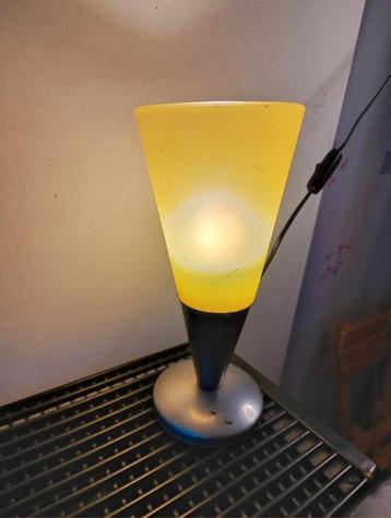 Vintage tafellamp, tabs toelopend, ijshoorntjesvorm, 26 cm beschikbaar voor biedingen