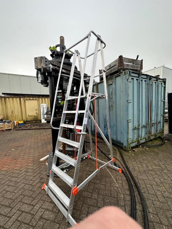 Bovak 3,2m werkhoogte bordesladder – aluminium, met leuning, Doe-het-zelf en Verbouw, Ladders en Trappen, Gebruikt, Trap, 2 tot 4 meter