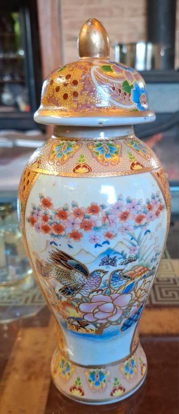 Antieke Japanse Vaas met Deksel beschikbaar voor biedingen