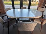 Ronde, witte tafel met chromen poten, Huis en Inrichting, Tafels | Eettafels, Ophalen, Gebruikt, Vijf personen of meer, Ovaal