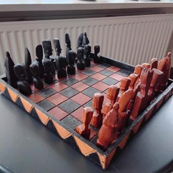 Houten schaakbord met handgesneden schaakstukken  beschikbaar voor biedingen