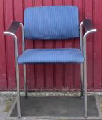 Stoel met buisframe en armleuningen. Blauwe bekleding. Retro, Ophalen, Gebruikt, Blauw, Metaal