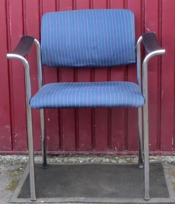 Stoel met buisframe en armleuningen. Blauwe bekleding. Retro beschikbaar voor biedingen