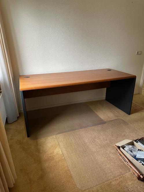 Klassiek en degelijk bureau, Huis en Inrichting, Bureaus, Gebruikt, Bureau, Ophalen