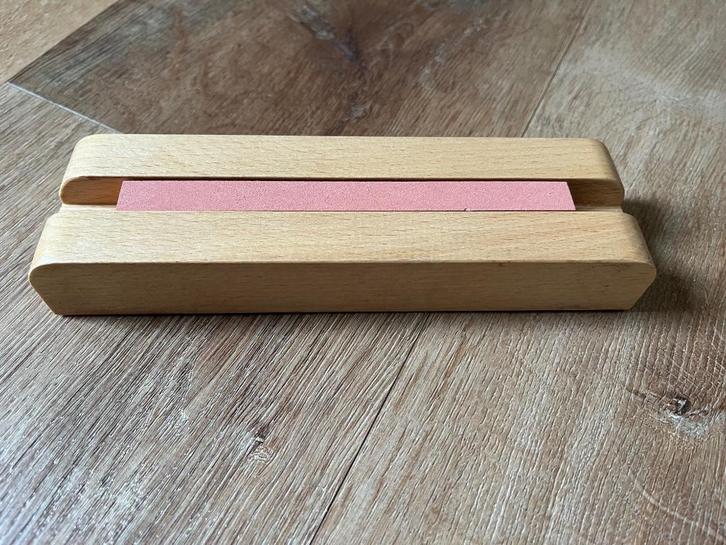 Slijpsteen met houten sokkel model Bergeon 4712, Antiek en Kunst, Antiek | Gereedschap en Instrumenten, Ophalen of Verzenden