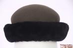 Vintage Dameshoed grijs vilt met zwarte nep bontkraag 56, Kleding | Dames, Ophalen of Verzenden, Gedragen, 56 of 57 cm (M, 7 of 7⅛ inch)