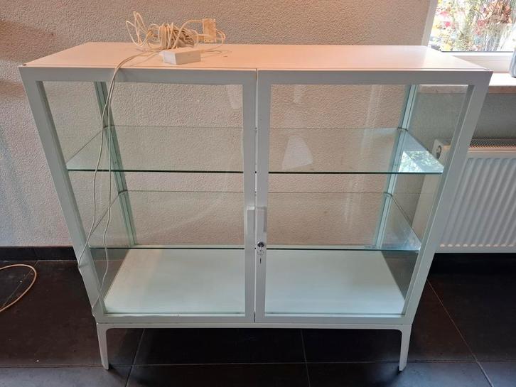 Ikea Milsbo vitrinekast met verlichting - Sprundel, Huis en Inrichting, Kasten | Vitrinekasten, Zo goed als nieuw, 100 tot 150 cm