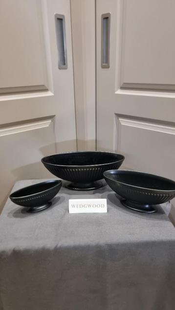 Wedgwood moonstone zwarte black vazen beschikbaar voor biedingen