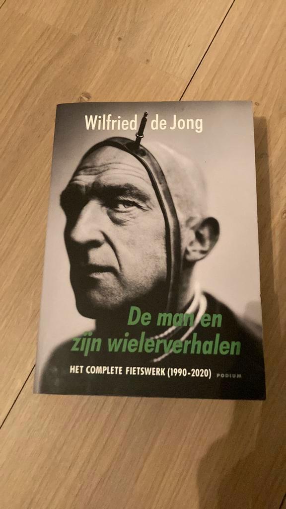 Wilfried de Jong - De man en zijn wielerverhalen, Boeken, Overige Boeken, Zo goed als nieuw, Ophalen of Verzenden