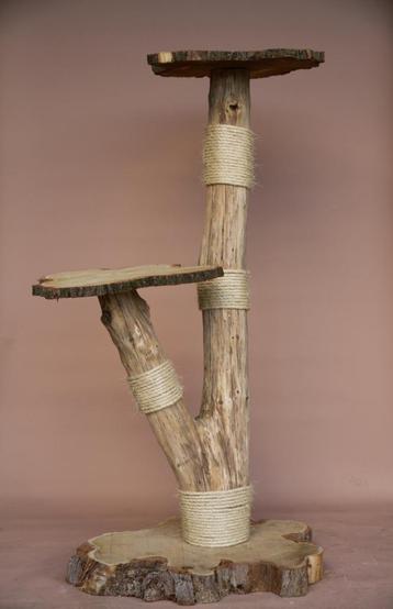 Krabpaal van natuurlijk hout beschikbaar voor biedingen