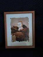 Fotolijst met oudbruine fotoprint baby in kool, Minder dan 50 cm, Ophalen of Verzenden, Zo goed als nieuw, Schilderij