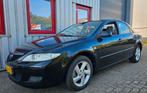 ✅ Mazda 6 2.0 Touring 2006 Zwart, Airco, Cruise, APK, NAP!, Stof, 4 cilinders, Zwart, Origineel Nederlands