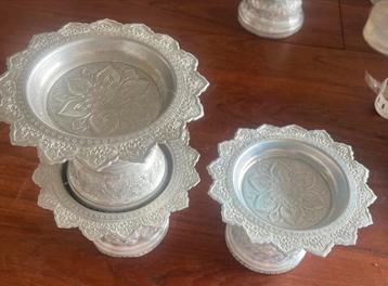 Thaise metalen gedecoreerde dienbladen en pannen beschikbaar voor biedingen