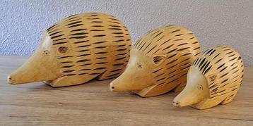 Mooie set van 3 grote houten egels. Lengte 26cm beschikbaar voor biedingen