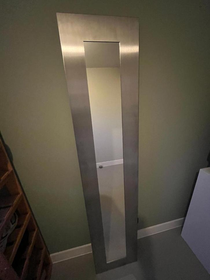 Wandspiegel in geborsteld RVS frame, Huis en Inrichting, Woonaccessoires | Spiegels, Zo goed als nieuw, Minder dan 50 cm, 150 tot 200 cm