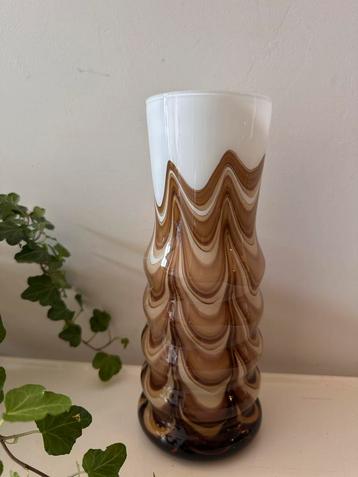 Bruin wit glazen swirl vaas jaren 70 beschikbaar voor biedingen