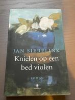 Jan Siebelink - Knielen op een bed violen (gesigneerd), Boeken, Gelezen, Jan Siebelink, Ophalen of Verzenden, Nederland