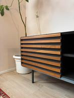 Tv-meubel met houten schuifdeuren, Ophalen, 150 tot 200 cm, Zo goed als nieuw, Minder dan 100 cm