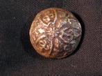 Knoop antiek Franse lely in kader, 1550 bodemvondst. 1999H, Ophalen of Verzenden, Heren