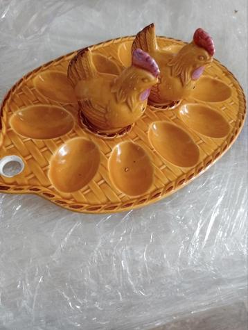 Retro eierschaal met kipjes zout en peper beschikbaar voor biedingen