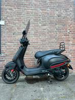 Vespa Sprint -Snor- mat Zwart. 2021 in nieuwstaat, Fietsen en Brommers, Scooters | Vespa, Ophalen, Zo goed als nieuw, Benzine
