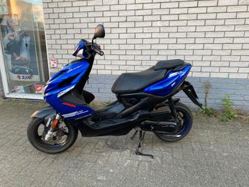 DIKKE YAMAHA AEROX R 45KM BROM RACING BLEU BJ2018 6000KM beschikbaar voor biedingen