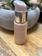 Clarins Everlasting Youth Fluid Foundation 108.5W tester, Ophalen of Verzenden, Zo goed als nieuw, Beige, Gehele gezicht