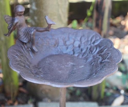 Gietijzeren vogelbad op voet met elfje donkerbruin VB203, Tuin en Terras, Vogelhuisjes en Vogelbaden, Nieuw, Ophalen of Verzenden