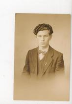 E134; jongen man op fotokaart, Verzamelen, Ophalen of Verzenden, Voor 1940, Zo goed als nieuw, Kind