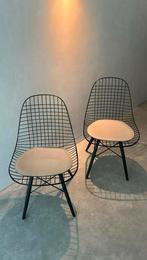 Modernica Wire Chairs, Vitra DSW base, z.g.a.n., Huis en Inrichting, Stoelen, Ophalen, Twee, Zwart, Zo goed als nieuw