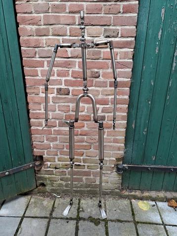 Geraamte van pop, metaal skelet. beschikbaar voor biedingen