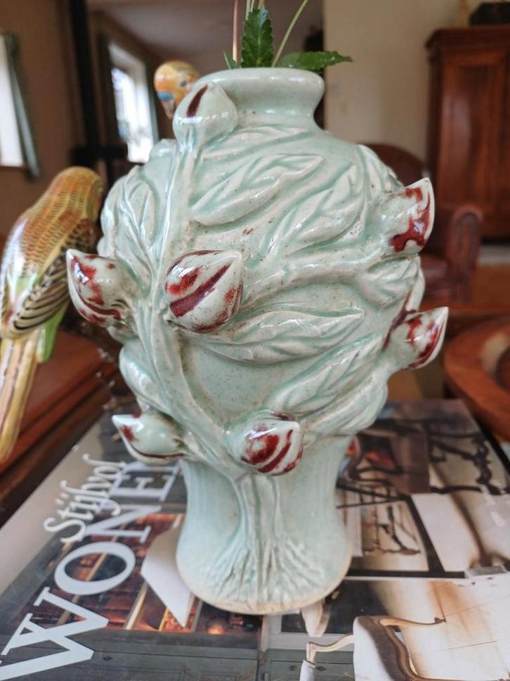 Handgemaakte Vaas met Tulpen Design barbotine  stijl, Antiek en Kunst, Curiosa en Brocante, Ophalen of Verzenden