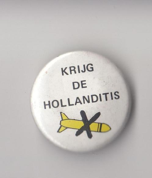 Anti Kernwapens protest button Krijg de Hollanditis, Verzamelen, Speldjes, Pins en Buttons, Gebruikt, Speldje of Pin, Overige onderwerpen