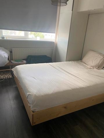 Zwevend houten bed 140 x 200 incl matras en nachtkastjes beschikbaar voor biedingen