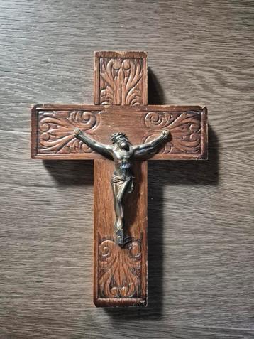 Antiek handgesneden kruisbeeld  beschikbaar voor biedingen