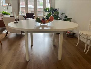 Ovalen eettafel wit hout