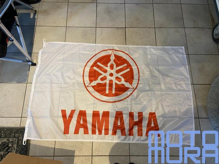 Originele YAMAHA dealer VLAG ROOD/WIT H100XB150, Verzamelen, Overige Verzamelen, Nieuw, Ophalen of Verzenden