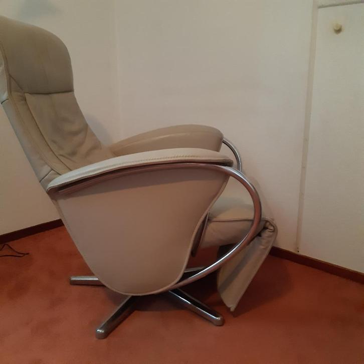 Relaxfauteuil leer beige, Huis en Inrichting, Fauteuils, Gebruikt, Leer, Metaal, 50 tot 75 cm, 75 tot 100 cm, Ophalen