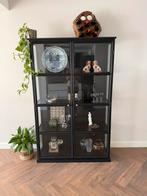 Vitrinekast zwart, metaal/glas van Gigameubel, Huis en Inrichting, Ophalen, Met deur(en), 100 tot 150 cm, Zo goed als nieuw