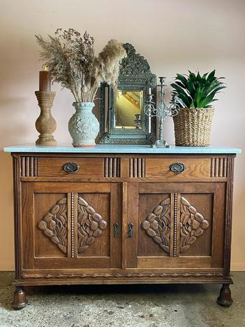 Vintage houten dressoir met wit marmeren blad beschikbaar voor biedingen