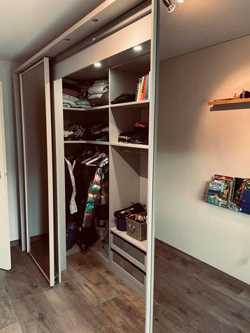 Ruime Kledingkast met Schuifdeuren en spotjes! beschikbaar voor biedingen