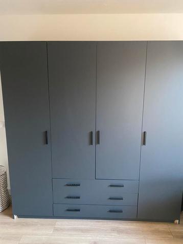 Grijze ruime kledingkast beschikbaar voor biedingen