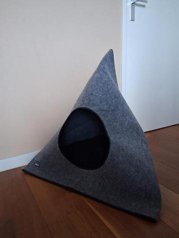 Huisje / mand voor grote katten (niet gebruikt / zgan) beschikbaar voor biedingen